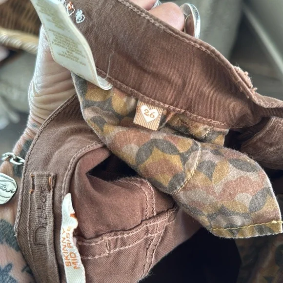 Dittos Light Brown Jeans
Dittos Jessica Mid-Rise Nutmeg Brown Jeggings
Size 26 - Picture 13 of 13